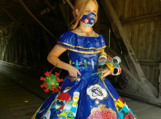 Dziewczyna spędziła ponad 400 godzin, aby stworzyć suknię z taśmy klejącej na zakończenie szkoły