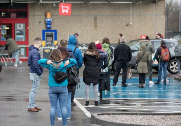 80 procent Polaków będzie czekać na świąteczne promocje. Screen: se.pl