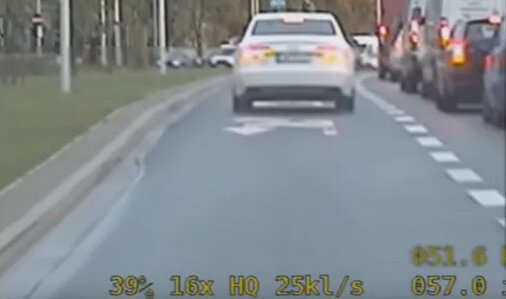 Łamał drogowe przepisy, nie spodziewając się tego, że jest nagrywany. Szybko trafił w ręce policji [wideo]