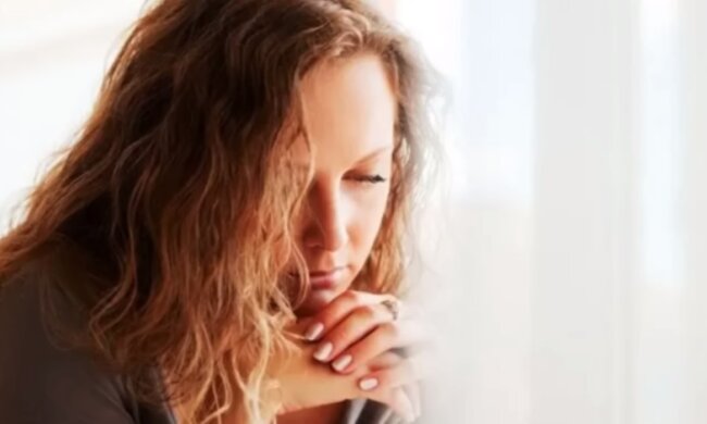 Kobieta/YouTube @Ploteczki