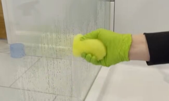 Usuwanie kamienia i osadu z kabiny prysznicowej/YouTube @ Clean That Up