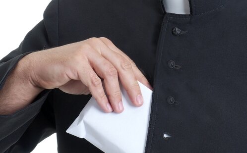 Ile dać księdzu po kolędzie w kopercie? Oto stawki w 2020 roku