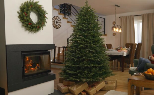 Choinka/YouTube @Clarex Christmas Tree & Decorations