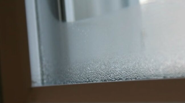 Zaparowane okno. Źródło: Youtube