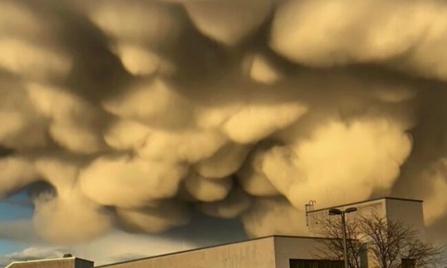 Chmury mammatus/ screen youtube