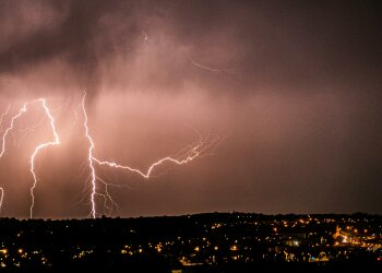 IMGW ostrzega przed burzami i ulewami. W tych regionach pogoda może być niebezpieczna