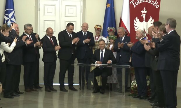 Podpisanie projektu ustawy/YoUTube @Prezydent.pl