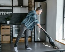 Z życia wzięte. "W domu to ja sprzątam, a żona leży i pachnie": Wstydzę się przed znajomymi, że po pracy chwytam za odkurzacz i ścierkę