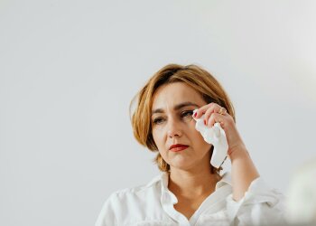 Z życia wzięte. "Kupiłam rodzinie dom za pieniądze zarobione na emigracji": Mąż oznajmił, że dzieci mają już nową mamę