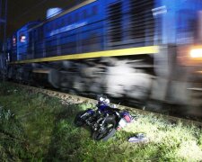 Wypadek. Motocyklista wjechał w bok pociągu