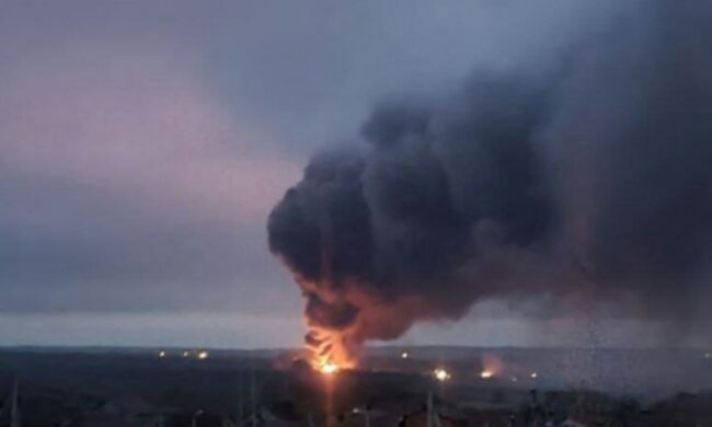 Płonący skład amunicji w Rosji/Twitter @EuromaidanPress