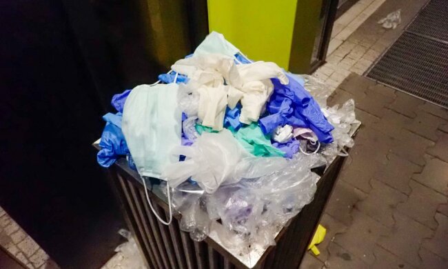 Kosze sklepowe są przepełnione rękawiczkami ochronnymi, źródło: Fakt.pl