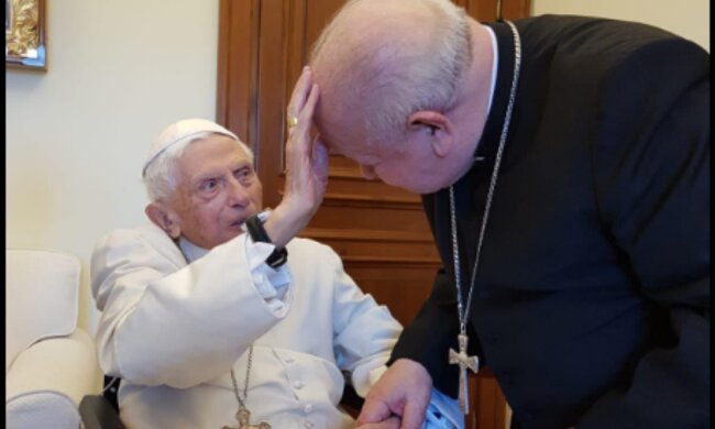 Benedykt XVI, kardynał Stanisław Dziwisz/Facebook @Archidiecezja Krakowska