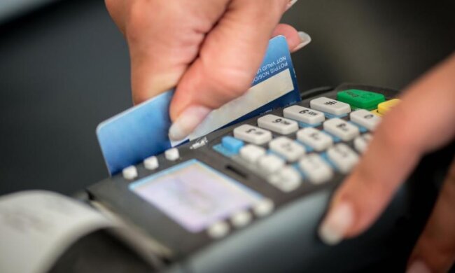 Polacy mieli kłopoty z przelewami i kartami płatniczymi. Dwa banki ogłosiły poważne problemy techniczne