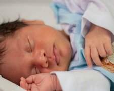 Z życia wzięte. "Młoda matka porzuciła dziecko w szpitalu": Lekarze nie dawali jej szans, ale jedna kobieta postanowiła o nią zawalczyć