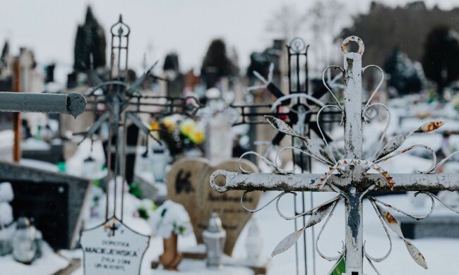Pogoda na Wszystkich Świętych 2026 może zaskoczyć. Synoptycy zdradzają, czy 1 listopada spadnie śnieg