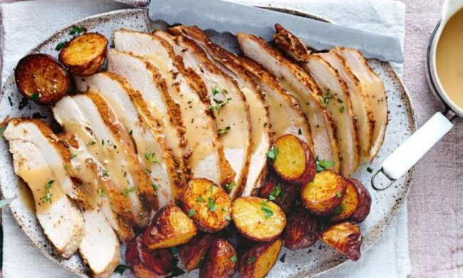 Pyszne danie z wolnowaru. Pierś z indyka w przyprawach i chrupiące ziemniaki