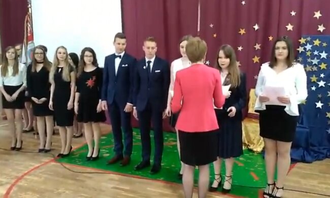 Zakończenie roku szkolnego. Źródło: Youtube