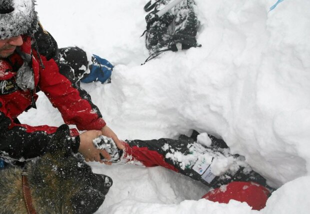 Potężna lawina porwała turystów w Tatrach. „Spod śniegu wystawała tylko lewa ręka i głowa” [WIDEO]