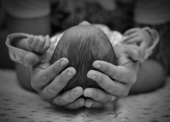 Z życia wzięte. "Moja teściowa twierdzi, że urodziłam dziecko z innym mężczyzną": Mówi, że córka nie jest do nikogo podobna