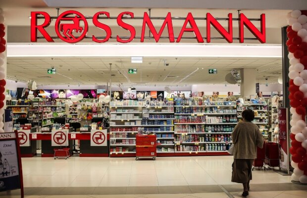 Luksusowa marka pojawi się w Rossmannie! Klienci kupią taniej kultowe produkty