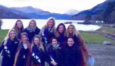 Świętując wieczór panieński przyjaciółki zrobiły sobie wspólne zdjęcie nad jeziorem. Zdębiały, gdy je potem zobaczyły