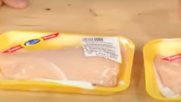 Mięso pakowane w plastikowe tacki/YouTube @Aktualności 360