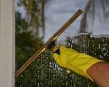 Dodaj to do płynu do szyb. Okna będą bez smug i zacieków