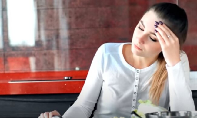 Kobieta/YouTube @Ploteczki