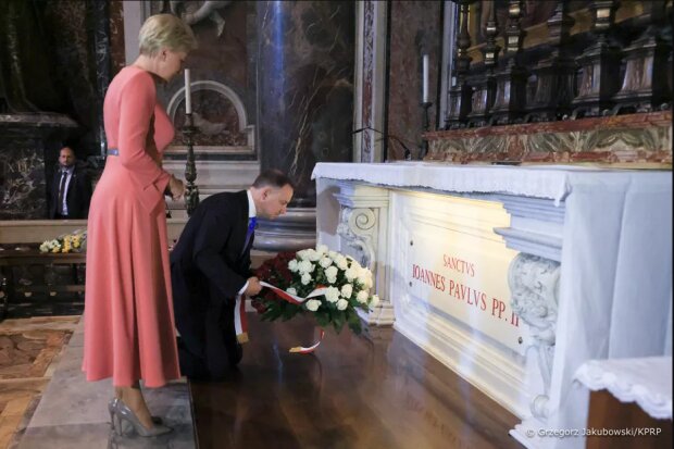 Prezyden Andrzej Duda i Agata Kornhauser-Duda przy grobie Jana Pawła II/prezydent.pl