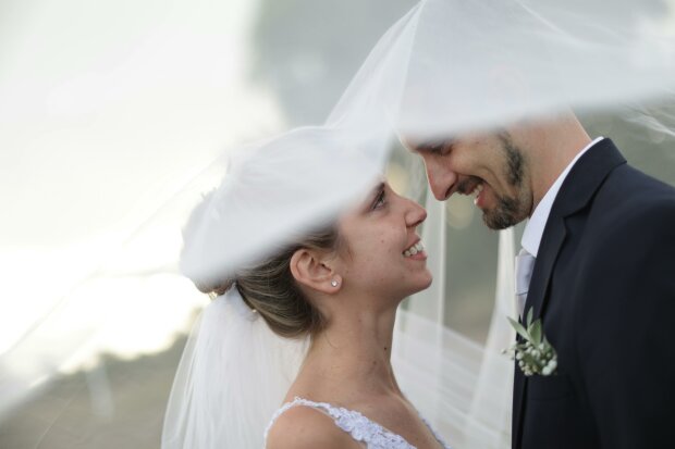 Z życia wzięte. "Podczas wesela wyszło na jaw, że ojciec narzeczonego pracuje jako sprzątacz": Rodzice panny młodej wybuchnęli śmiechem
