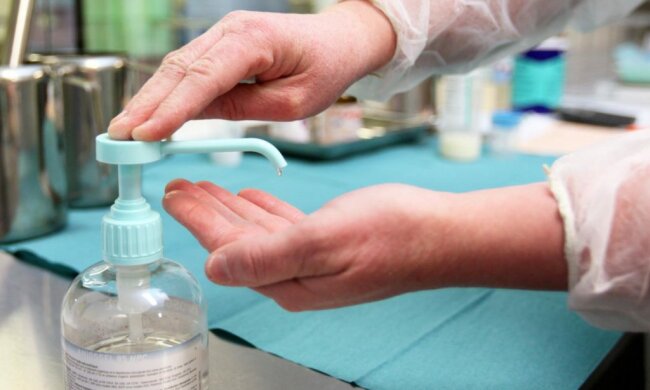 W obliczu ostatnich wydarzeń mycie i odkażanie rąk jest wyjątkowo ważne. Dermatolodzy ostrzegają jednak, aby nie przesadzić