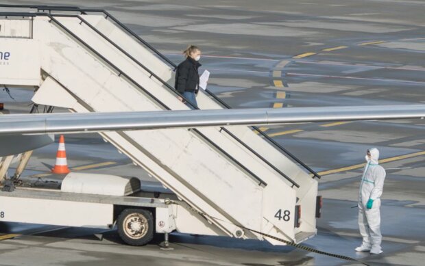 Zarażony koronawirusem mężczyzna przyleciał do Polski popularnymi liniami lotniczymi. Służby podjęły poszukiwania