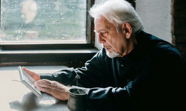 Z życia wzięte. "Umieściliśmy tatę w domu opieki dla jego dobra": Bliscy do dziś patrzą na nas jak na potwory