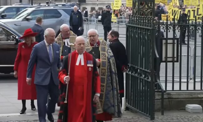 Protesty i pojawienie się Karola III/YouTube @Daily mail News