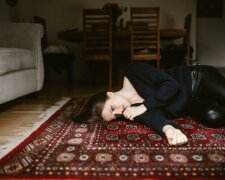 Z życia wzięte. "Mąż całymi dniami leżał na kanapie, gdy żona dźwigała cały dom": Zrozumiał swój błąd zbyt późno