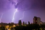 Ulewa przyszła nagle i sparaliżowała ulice. Pilna akcja strażaków