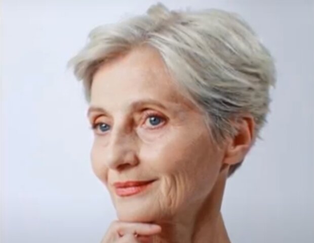 Fryzury dla starszych kobiet/YouTube @Kanał Mody