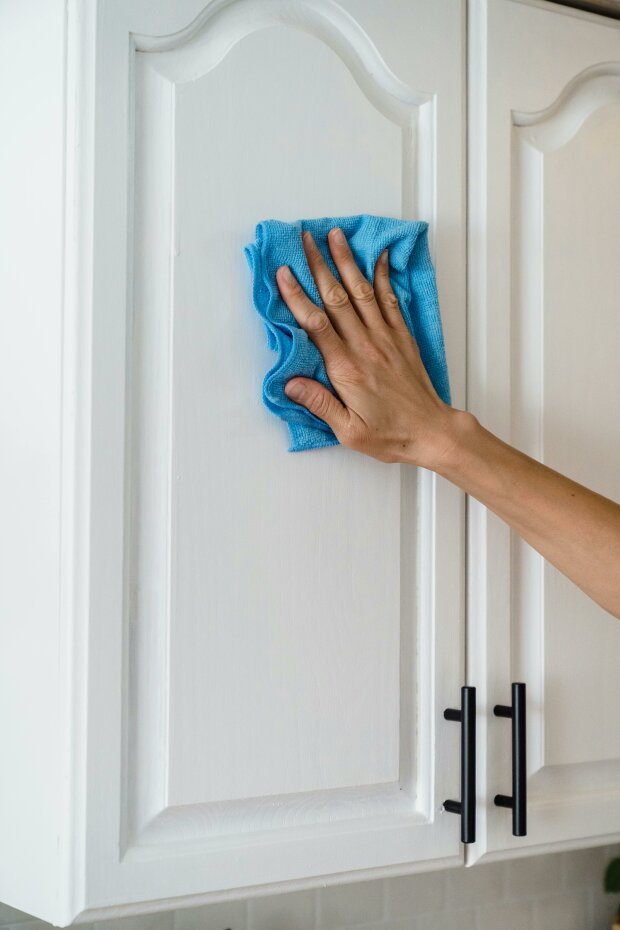 Sprzątanie szafek kuchennych/ Pexels