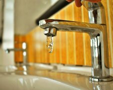 Zapchany odpływ bez chemii. Te domowe sposoby naprawdę działają