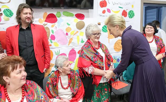 Żona prezydenta na spotkaniu w Klubie Seniora przykuwała wzrok. W szykownej kreacji obierała warzywa i owoce