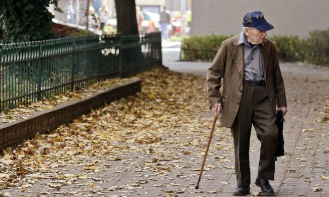 Starszy pan miał problem przy kasie. Niesamowita reakcja pani kasjerki była dla wielu zaskakująca