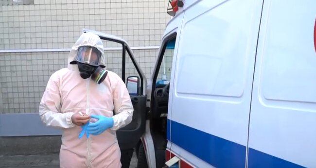 Niebywała sytuacja w jednym z województw. Nastolatka z silnymi objawami COVID-19 spędziła w karetce kilka godzin. Dlaczego