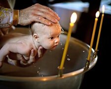 Dziecko zostało ochrzczone, a dorośli wzdrygnęli się na jego płacz. Kiedy matka podeszła do księdza, jego odpowiedź sprawiła, że ​​zaczęła płakać