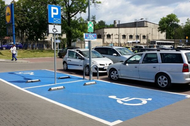Parking dla niepełnosprawnych/ https://www.portalsamorzadowy.pl/