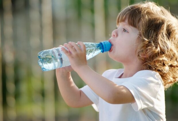 Ten popularny nawyk może prowadzić do kłopotów ze zdrowiem. Chodzi o zwyczajne picie wody