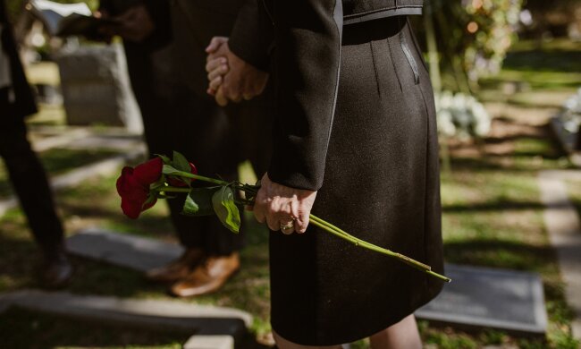 Matka przez całe życie kontrolowała każdy mój krok. Po jej odejściu otworzyłam metalową kasetkę i rozpłakałam się nad straconymi latami