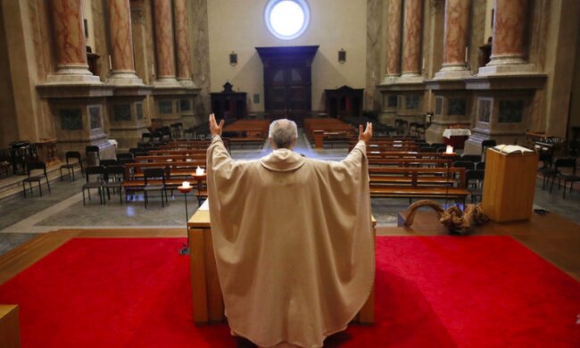 Ile wynosi emerytura duchownych? / irishnews.com/