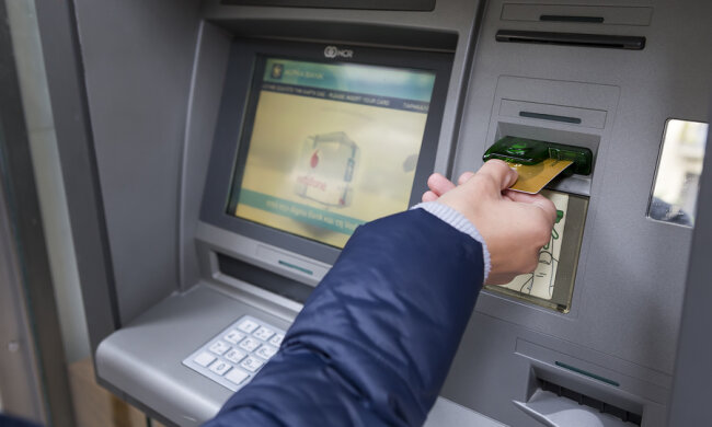 Polacy pobili rekord w wypłatach gotówki w bankomatach, źródło: PrawoAZ.pl