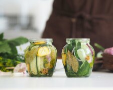 Ogórki inne niż wszystkie. Ten przepis z ketchupem chili podbija spiżarnie w całej Polsce